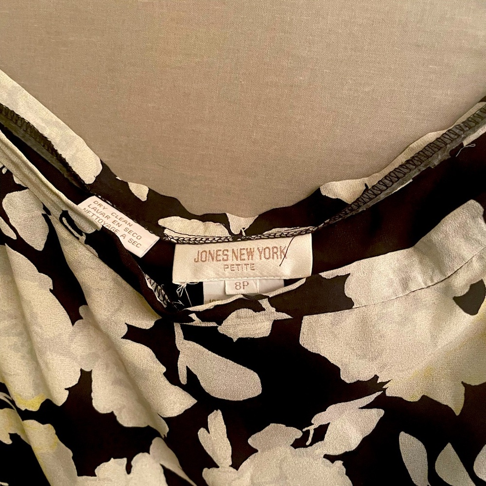 Black and white mid-lengthy skirt.